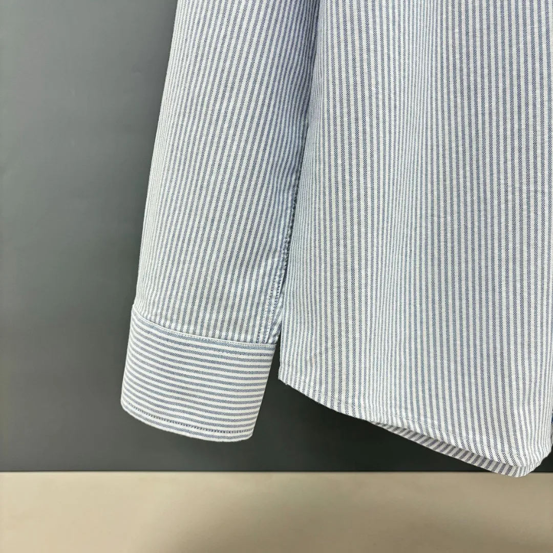 🅿️230 Ralph Lauren/Ralph Lauren imitation striped embroidered shirt. It is made of 100% cotton Oxford fabric. The 100% cotton material makes it very breathable. It is comfortable to wear and not easy to sweat. It has a loose fit and a three-dimensional upper body. The lines are smooth and natural. From the shoulder line to the waistline and then to the hem, the line transition is smooth. There are no unnecessary folds or accumulation. The whole body is neat and stretched. The chest is embellished with the iconic pony embroidery. It is simple but highly recognizable. The color transition of the embroidery thread is natural. The stitches are even and the spacing is uniform and the stitches can be connected naturally. The lines are smooth and not stiff. Color: Blue Size: S M L XL